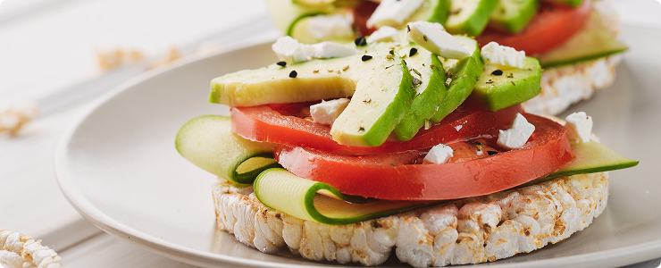 Rice cake with avocado, tomato and fetta